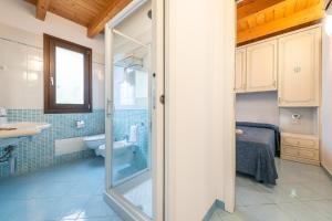維拉西繆斯的住宿－棕櫚鄉村酒店，一间带卫生间和水槽的浴室