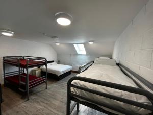 Zimmer mit 2 Etagenbetten in einem Zimmer in der Unterkunft Achill Surf Centre in Mayo