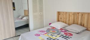Un dormitorio con una cama con un plato. en T2 CARRY LE ROUET CENTRE VILLE PROCHE DE LA MER, en Carry-le-Rouet