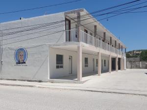 un edificio con un mural en el costado en HOSPEDAJE DOÑA ENEDINA, en Ciudad Acuña