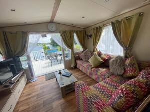 Гостиная зона в Lakeside Retreat 1 with hot tub, private fishing peg situated at Tattershall Lakes Country Park