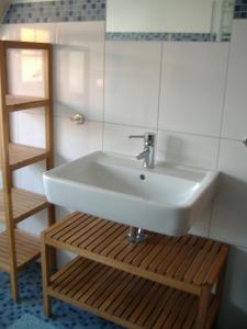 Koupelna v ubytování Reetdachhaus direkt am Meer für 6 Personen!!