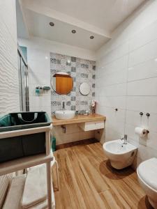 La salle de bains est pourvue d'un lavabo et de toilettes. dans l'établissement Casa Guidetta, à Castellabate