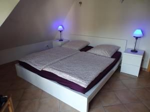 Postel nebo postele na pokoji v ubytování Reetdachhaus direkt am Meer für 6 Personen!!