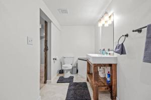 ein Bad mit einem Waschbecken und einem WC in der Unterkunft Neighborhood Home Between The Lakes in Minneapolis