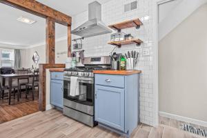 eine Küche mit blauen Geräten und ein Esszimmer in der Unterkunft Neighborhood Home Between The Lakes in Minneapolis