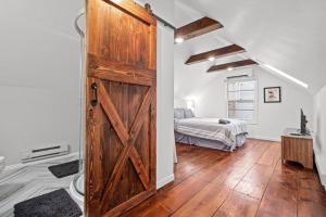 ein Zimmer mit einer Tür und ein Schlafzimmer mit einem Bett in der Unterkunft Neighborhood Home Between The Lakes in Minneapolis