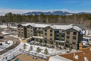 uma vista aérea de um complexo de apartamentos na neve em Fairfield by Marriott Inn & Suites North Conway em North Conway