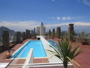uma piscina no telhado de um edifício em Suite on the top em Santiago