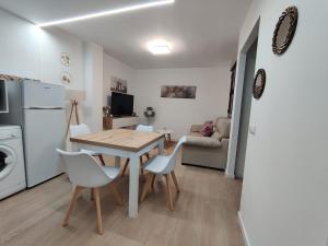 a kitchen and dining room with a table and chairs at Apartamento Margari in Ronda