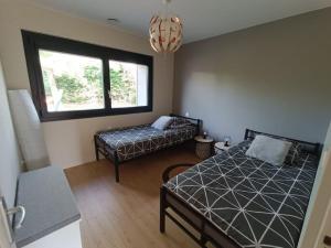 ein Schlafzimmer mit einem Bett, einem Sofa und einem Fenster in der Unterkunft Villa en bord de mer in Jullouville-les-Pins