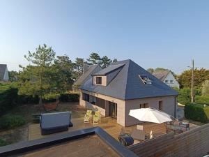 ein Haus mit einem Flachdach und einer Terrasse in der Unterkunft Villa en bord de mer in Jullouville-les-Pins