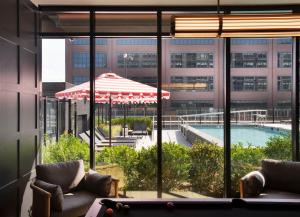 巴尔的摩Roost Baltimore的从建筑物上看到的游泳池和遮阳伞的景色