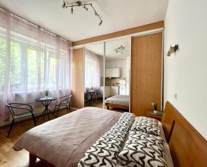 um quarto com uma cama grande e uma mesa com cadeiras em K22 Park Lazienki Aparts in Warsaw em Varsóvia