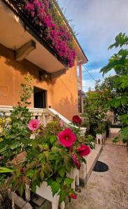 un edificio con fiori rosa sul lato di Varigotti Tropical Garden - full floor apartment a Varigotti