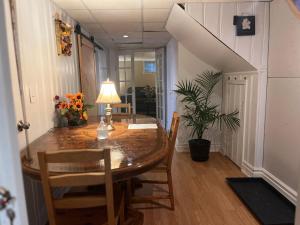 - une salle à manger avec une table et des chaises en bois dans l'établissement Rustic Barn Style Romantic Getaway, à Brampton