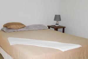 Una cama con dos almohadas encima. en Confortable y céntrico, en Comayagua