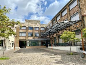 un edificio con un cartel en la parte delantera en Paris-Eiffel, bienvenue -terrasse -Netflix, en Pantin