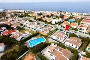 una vista aérea de un barrio residencial con casas en Apartamento Calan Bosch, Ciutadella en Cala'n Bosch