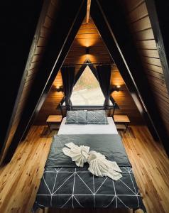 a room with two beds in a tent at Moon House Bungalow in Rize