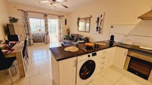 eine Küche mit einer Waschmaschine in der Mitte in der Unterkunft Mareverde holiday's, 1 room & big terrace in Adeje