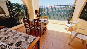 ein Esszimmer mit einem Tisch und Stühlen sowie einem Balkon in der Unterkunft Mareverde holiday's, 1 room & big terrace in Adeje