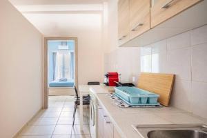 A kitchen or kitchenette at Seaside Escape Apartments - Apollon Még 24 kép