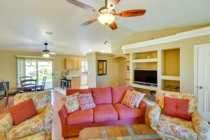 sala de estar con sofá y ventilador de techo en Pet-Friendly Arizona Abode Near Beaches and Golfing!, en Lake Havasu City