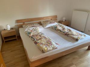 - un lit avec 2 oreillers dans une chambre dans l'établissement Ferienwohnung am Ponyhof, à Altötting