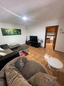 een woonkamer met een bank en een tafel bij Can Andre in Sant Jordi