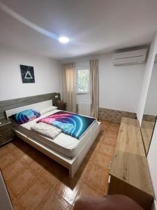 een slaapkamer met een groot bed in een kamer bij Can Andre in Sant Jordi