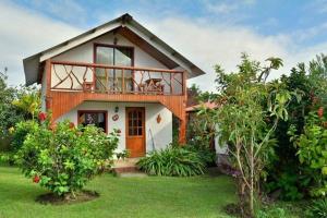 Cette petite maison possède un balcon dans une cour. dans l'établissement Cabanas Hinariru Nui, à Hanga Roa