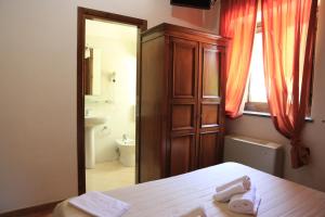 una camera con letto e un bagno con servizi igienici di Rifugio Fasanelli a Rotonda