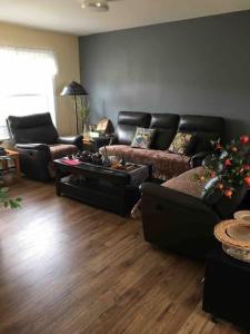 uma sala de estar com um sofá e uma mesa em Lica’s house em Vernon Bridge