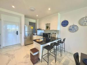 Η κουζίνα ή μικρή κουζίνα στο Cana Rock Star, Apartamento Lujo Vista Golf Infinity Pool A-410