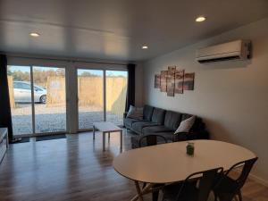 ein Wohnzimmer mit Sofa und Tisch in der Unterkunft Starlite View in Valle