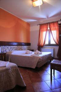 una camera da letto con due letti e una finestra di Rifugio Fasanelli a Rotonda