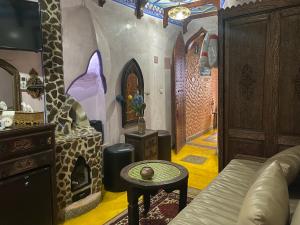 salon z żyrafą i kominkiem w obiekcie Riad Azurite w mieście Szafszawan