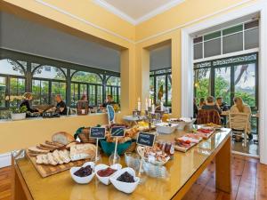 una mesa llena de muchos tipos de alimentos diferentes en Mediterranean Villa Guesthouse en Ciudad del Cabo