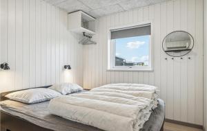 uma cama num quarto com uma janela em Lovely Home In Lkken With Kitchen em Lokken