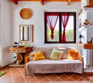 ein Wohnzimmer mit einem Sofa und einem Fenster in der Unterkunft Il mare in tasca in San Vero Milis