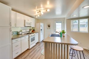een keuken met witte kasten en een aanrechtblad bij Grand Junction Vacation Rental with Patio and Grill! in Grand Junction