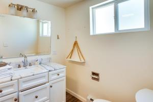 een badkamer met een wastafel en een spiegel bij Grand Junction Vacation Rental with Patio and Grill! in Grand Junction +23 foto's