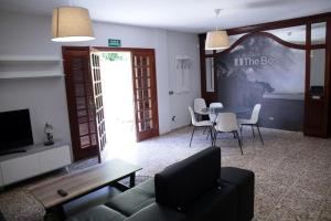 sala de estar con sofá, mesa y sillas en Amplia casa 5 habitaciones en Santa Cruz con zona para trabajar en Santa Cruz de Tenerife