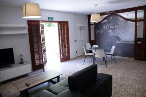 a living room with a couch and a table and chairs at Amplia casa 5 habitaciones en Santa Cruz con zona para trabajar in Santa Cruz de Tenerife