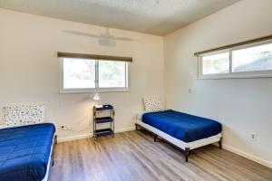 een slaapkamer met 2 bedden, een ladder en 2 ramen bij Grand Junction Vacation Rental with Patio and Grill! in Grand Junction