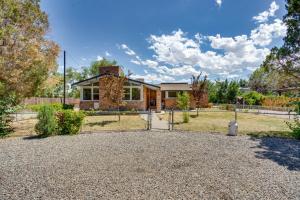 een huis met een hek voor een tuin bij Grand Junction Vacation Rental with Patio and Grill! in Grand Junction