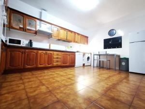 Kjøkken eller kjøkkenkrok på Amplia casa 5 habitaciones en Santa Cruz con zona para trabajar