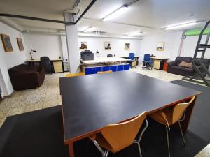 une salle de conférence avec une grande table et des chaises dans l'établissement Amplia casa 5 habitaciones en Santa Cruz con zona para trabajar, à Santa Cruz de Tenerife