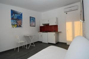 Kuchyň nebo kuchyňský kout v ubytování Accomodation Libertino